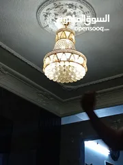  4 ثريات ثنتين لون ذهبي بحالة جيده للبيع