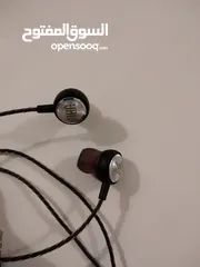 1 سماعات JBL سلكيه بحالة الوكاله استعمال خفيف جدا.. صوت قوي ورائع