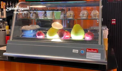  3 معدات كافتيريا كامله و شبه مستعمله,ثلاجات عرض و طاولات و كراسي و الكثير من المعدات و بريستا