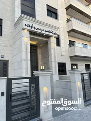  30 شقة اخير مع روف/ مساحة 176م/ ترس واسع جداً و مطل على شارعين/ صرف صحي واصل