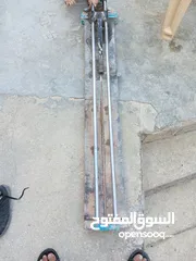  1 صقايل حديد عدد ثمانيه مع وشاحتهن وصقايل خشب عدد 1 ومقص 120 ومقص 60