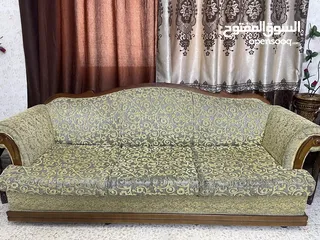  3 طقم كنب مع طاولاته وطاولة سفرة