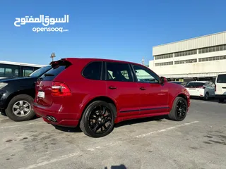  2 Porsche Cayenne GTS