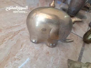  11 نحاسيات مع تحف مع عمله اردنيه قديمه وعمله اخرى