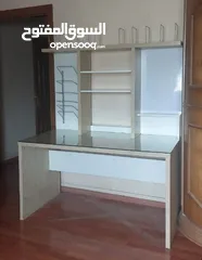  1 مكتب دراسي من ايكيا للبيع بسعر مغري