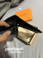  5 محفظة كوبي ماستر LVللبيع مع البكج تعبها العلبة والحافضة القماش فقط بسعر جيد جدا لون اسود