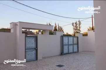  1 منزلين  (طابقين) مفصولين (كل دور بمدخله الخاص). خلف الدبلوماسي مول. من المالك مباشرة.