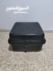  1 صندوق دلفري 200 ش مستعمل بحالة ممتازه مع قاعده حديد لحمايته من الأوزان الثقيله، الاتصال واتس اب فقط