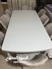  1 طاولة سفرة مع 8 كراسي استعمال شهر  لا يوجد بها أي خدش  قابلة للتفاوض