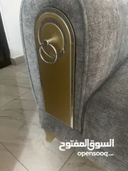  4 غرفة ضيوف 7 مقاعد لون رمادي وذهبي  + طاولات وسط+ طاولات سيرڤس بحالة ممتازه جداً تفصيل قماش امريكي