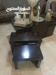  2 طاولات وسط 1 حجم كبير معها 4 سيرفيس 2 كبير و 2 صغير
