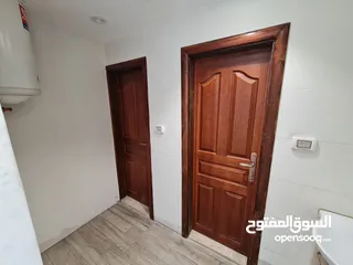  10 محل تجاري للايجار بالقرب من وسط البلد في مدينة الخليل مع واجهة بارزة على الشارع الرئيسي