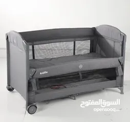  4 تم توفر سرير الاطفال الاوروبي ماركة Kidilo T-702L من Island Toys كل ما يحتاجه طفلك في تصميم واحد