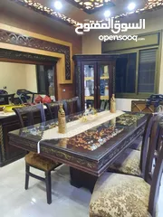  3 طاولة سفرة مع 8 كراسي ديكورات وخزانه ومرايه معها خزانه