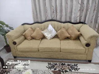  5 طقم كنب مستعمل للبيع المستعجل  بحالة جيدة جدا  كامل  برداية مطرزة مناسبة للون الطقم  سجادة كبيرة