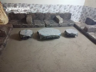  1 جلسه عربية اسفنج ضغط 18 مع طاولات خشب مع سجاده خمسة باربعه ونص متر بحالة الوكالة.