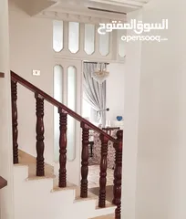 5 منزل (فيلا) مستقلة استثنائية بموقع مميز مكونة من ثلاث طوابق للبيع بسعر مغري