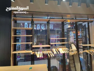  4 محل تجاري / 3 واجهات زجاج / ديكور جاهز / غرفتين غيار /