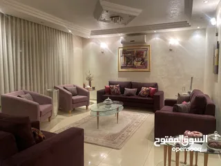  1 طقم كنب ضيوف فخم  المصدر الاساسي elite   البيع مع الطاولات واللوحات و السجادة والبرداي