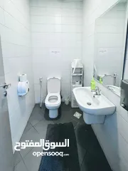  11 مكتب مفروش بموقع مميز ومجمع فخم للايجار في عبدون