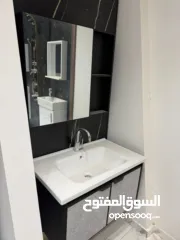  2 ادوات صحية مشكلة جديدة في معرض للبيع مراحض مغاسل حنفيات مجالي وسرميك مشكل للبيع كميه داخل المعرض