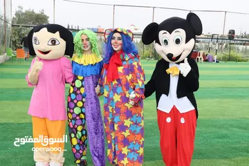 2 شخصيات كرتونية ومهرجين