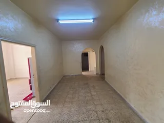  4 شقة طابق شبه ارضي للبيع العاجل بسبب السفر موقع مميز جدا قريب من كل  الخدمات