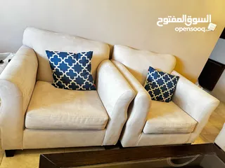  2 طقم كنب 7 مقاعد لون بيج بحالة جيدة