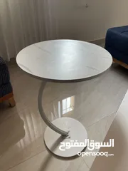  3 طاولة غرفة جلوس مع سكملات " عدد 2" لون أبيض وبحالة ممتازة، والسعر يشمل التوصيل