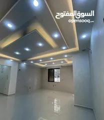  9 ثالث مع روف بتشطيب مميز واطلاله في ضاحية الرشيد
