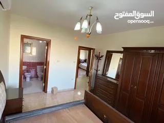  7 شقة للبيع في المهندسين 350 متر مربع طابق 3 مع روف كبير مميزة جداً من المالك