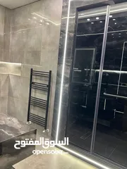  5 عرض فاخر - لم تسكن - طريق المطار - بتشطيبات خاصة - ترس بإطلالــــه بانوراما