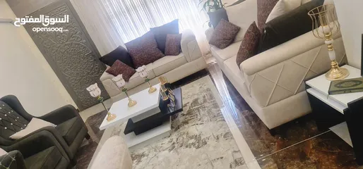  5 طقم كنب وطاولة سفره تفصيل نخب شبه جديد