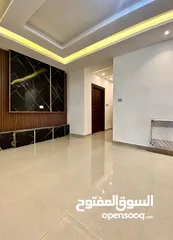 5 شقه طابق ثالث مع روف /الجبيهة