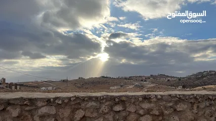  3 بسم الله الرحمن الرحيم ارض للبيع مساحه 600م2 في رجم شوف بالقرب منّ شفابدران جميع الخدمات على شارعين