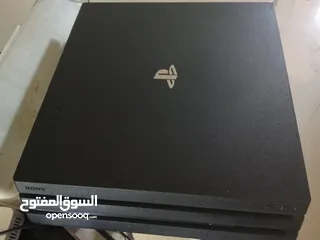  1 ps4pro مع يد التحكم الاصلي مع جميع السلاك مع   شاحن لليد أصلي مستعمل اقل من شهر