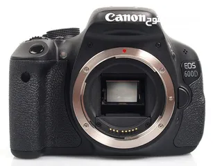  1 كاميرا canon 600D بحالة الجديد مع اغراضها بسعر مغري