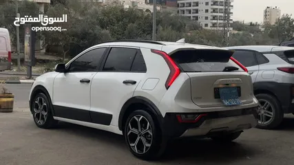  4 كيا نيرو لون ابيض
