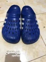  10 جزمتين اديداس (ADILETTE CLOGS) نظيفة للبيع بسعر جبار