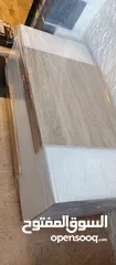  1 طاولة وسط ومعها طقم سيرفيس