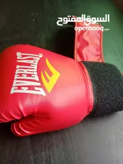 9 كفوف EVERLAST الأصلية استعمال خفيف جدا جدا بحالة الوكالة للبوكسينغ و الكثيير من الرياضات ...........