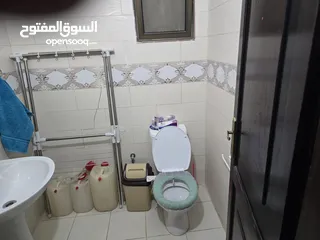  10 شقه مدخل مستقل مرتفعه 7 درجات عن الشارع مساحة الشقه 178 م2 عمر البناء 8 سنوات شماليه غربيه جنوبيه بس