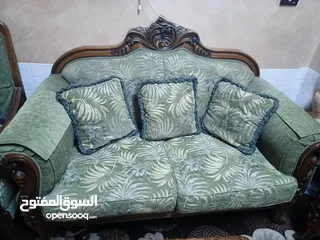  2 طقم كنب 8 مقاعد  للبيع موجود برصيفه قشاك اسود اصلي مافيه كحوت او ضربات بصلاه ع نبي