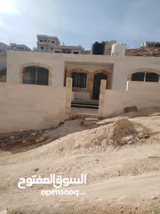  3 بيت مع أرض للبيع بمنطقة شومر