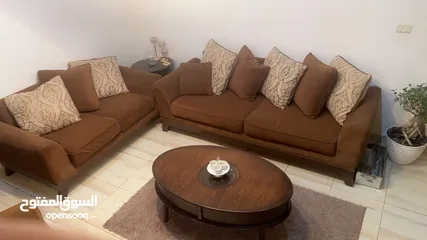  1 صالون كامل طقم امريكي وطاولات خشب وقطعة سجاد مع ثريا خشب
