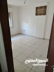  3 شقه 100 متر طابق اول 3 غرف نوم وصالون كبير وحمامين ومطبخ راكب وبرنده ويوجد اصنصيل وكراج عماره موجوده