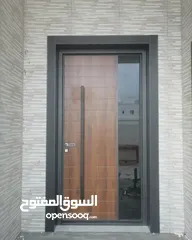  2 Luxury, entrance door