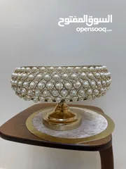  3 تحف منزليه باللون الذهبي على شكل دائري مزينه بالؤلؤ  ويمكن استخدامها للضيافه او تزيينها بالورود