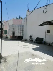  8 منزل للبيع مكون من اربع غرف وصالة وثلاث حمامات وبيرين ماء وجورة امتصصيه