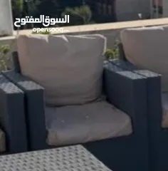  5 طقم راتان مكون من ثلاثية ومفردتين مع طاوله واحدة بحالة جيدة جدا التواصل على الرقم بالوصف